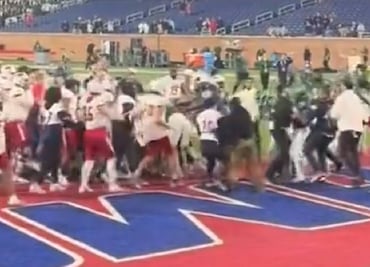 VIDEO: Partido de futbol americano colegial terminó con una tremenda batalla campal