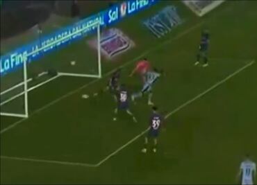 Julián Quiñones se luce con espectacular gol de taquito ante el Barcelona