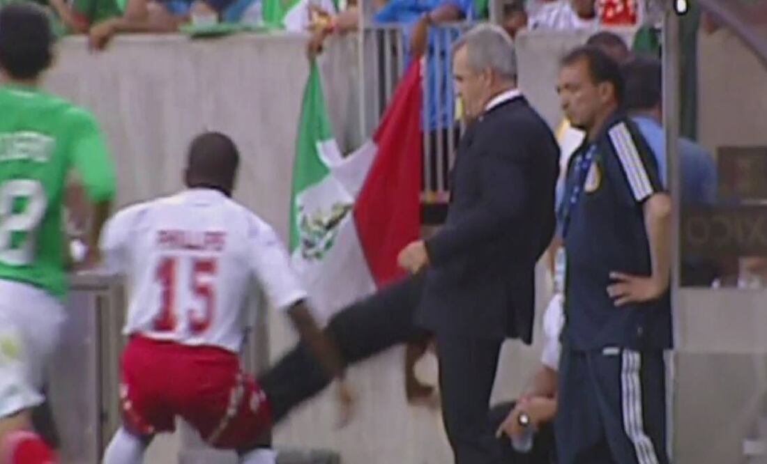 Javier Aguirre pateó al panameño Ricardo Phillips en la Copa Oro de 2009. Foto: Especial