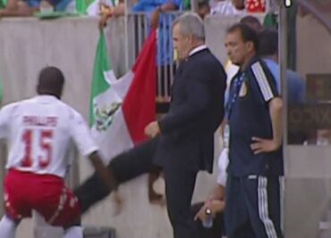 Aficionados recordaron la vez que Javier Aguirre pateó a un rival panameño dirigiendo a México
