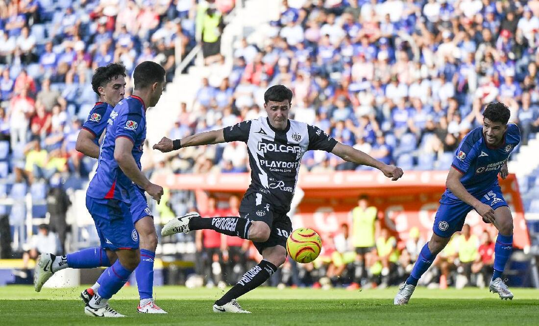 Paradela marcó el segundo gol de Necaxa que significó la remontada ante Cruz Azul. Foto: Imago7