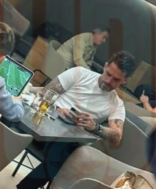 Fernando Gago tomó una cerveza en la sala de espera del Aeropuerto de Guadalajara. FOTO: Alejandro Ramírez/ EL UNIVERSAL