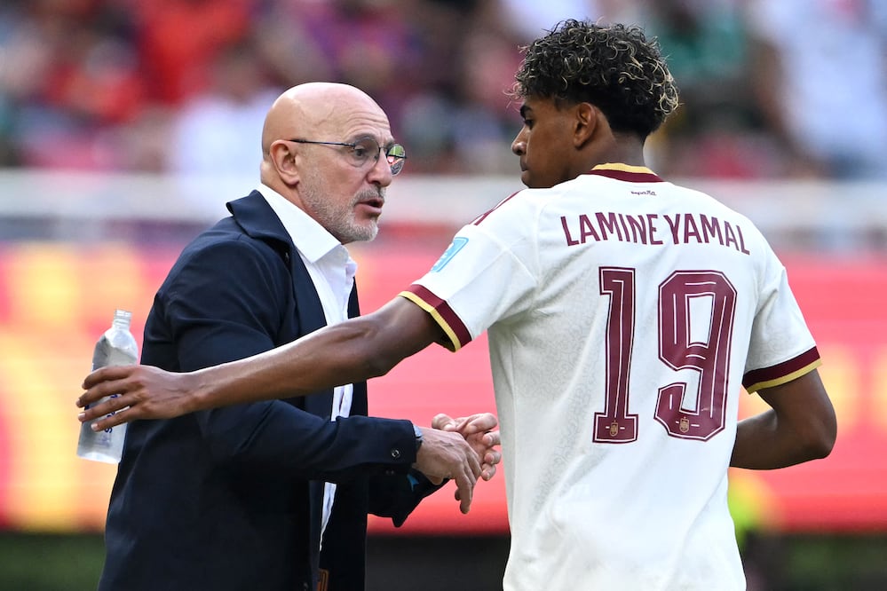 Luis de la Fuente y Lamine Yamal con la selección de España, durante la tercera fecha de la Fase de Grupos del Mundial de 2026 - Foto: AFP