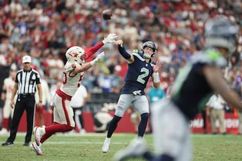 GLENDALE, ARIZONA - SEPTEMBER 20: Drew Lock #2 of the Seattle Seahawks throws a pass under pressure from Jack Gibbens #50 of the Arizona Cardinals during the third quarter of the NFL game at State Farm Stadium on September 20, 2026 in Glendale, Arizona. /Foto: AFP