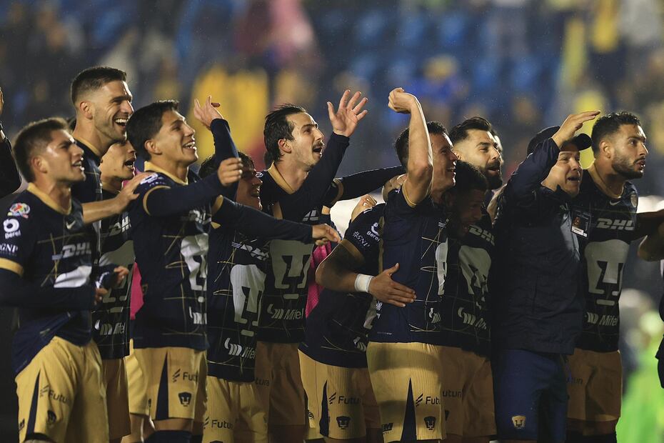 Jugadores de los Pumas celebran con su afición el triunfo en el Clásico Capitalino. FOTO: Berenice Fregoso / El Universal