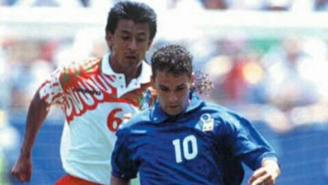 Marcelino Bernal trata de detener a Roberto Baggio en el Italia vs México del Mundial de EU 94. Foto: Pinterest