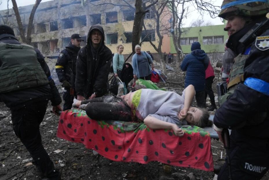 Rusia acusa a Ucrania de contratar actrices para posar en el hospital infantil bombardeado