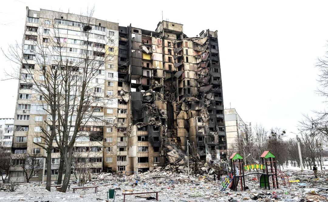 En la imagen se muestra un complejo de apartamentos en la ciudad Járkiv en Ucrania. (Foto: Sergey Bobok / AFP)