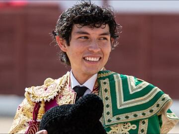 El torero mexicano Isaac Fonseca sufre una grave cornada durante una corrida en Las Ventas, España