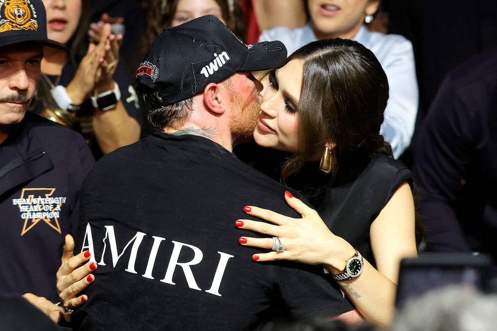 Fernanda Gómez junto a Saúl Álvarez / Foto: AFP