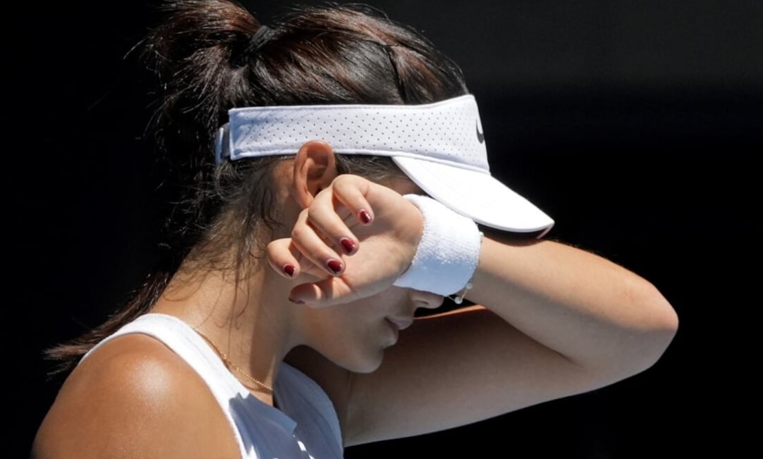 Emma Raducanu rompe en llanto durante un partido - Foto: AP