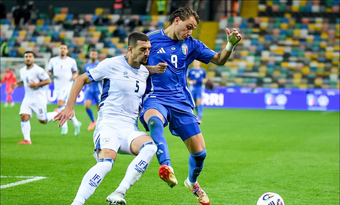 Mateo Retegui, de Italia, enfrenta a Or Blorian, de Israel, en el duelo de clasificación rumbo a la Copa del Mundo 2026. FOTO: EFE
