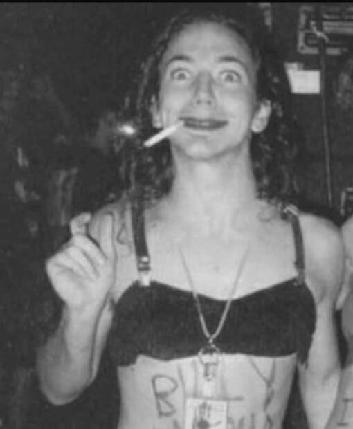 10 grandes rockeros que decidieron lucir como mujer