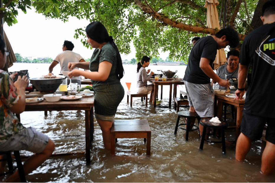 Tras lluvias torrenciales en Bangkok restaurante inundado es la sensación