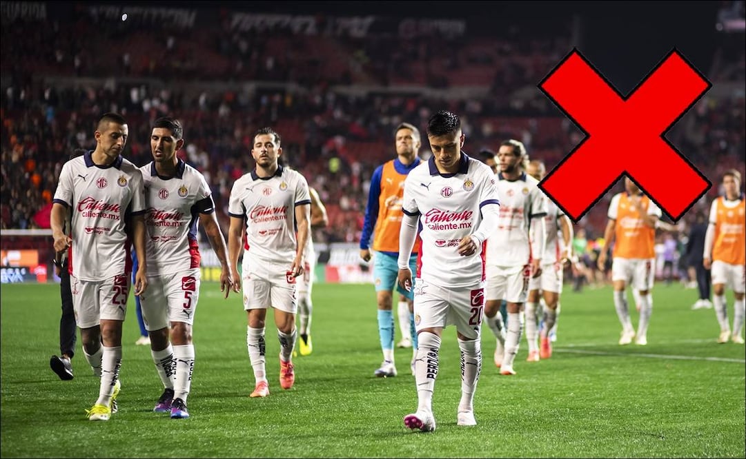 Jugadores de las Chivas clavan la mirada en el césped tras un partido en el Apertura 2024. FOTO: Imago7