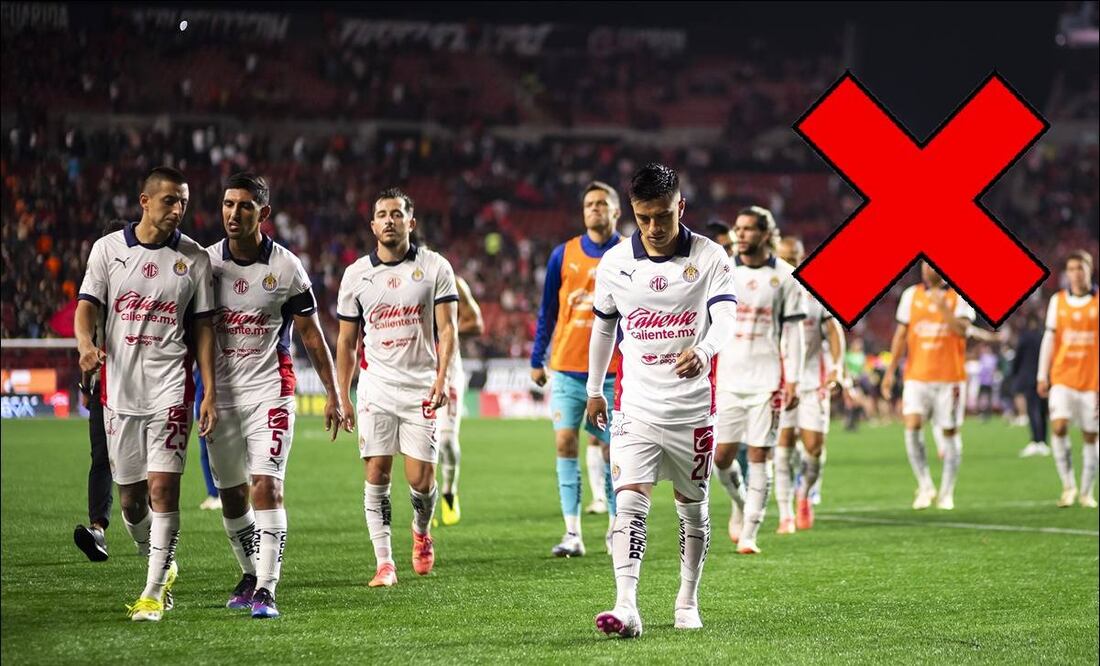 Jugadores de las Chivas clavan la mirada en el césped tras un partido en el Apertura 2024. FOTO: Imago7