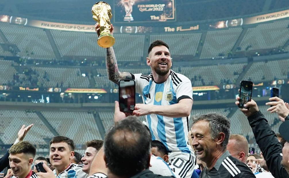 Messi festejó con un trofeo falso de la Copa del Mundo tras coronarse en Qatar 2022. Foto: Imago7