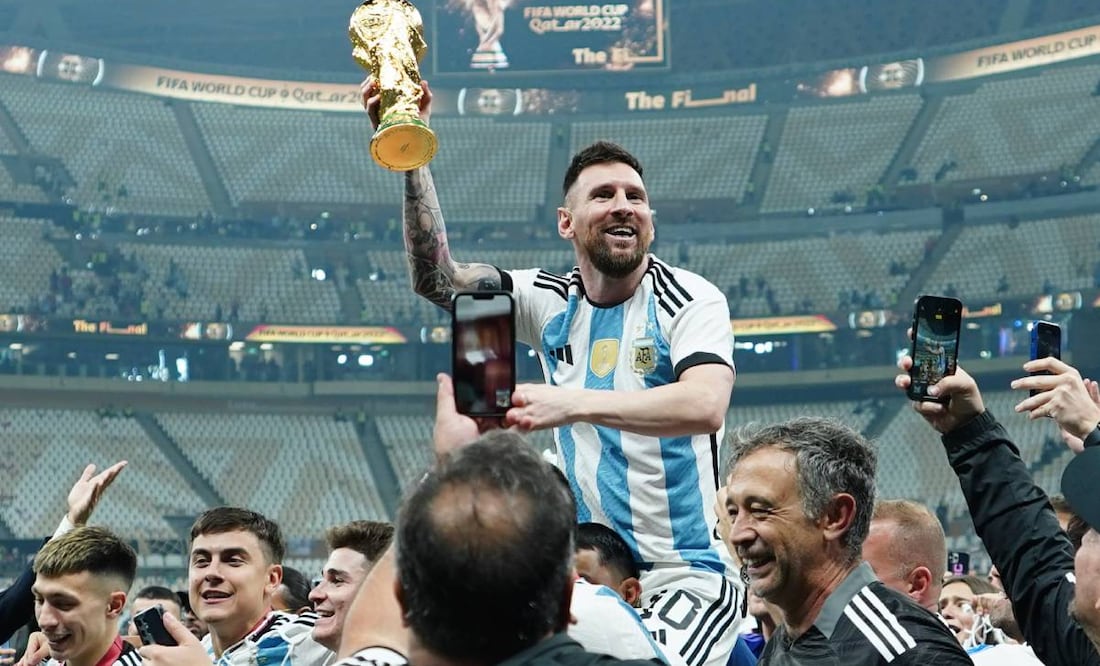Messi festejó con un trofeo falso de la Copa del Mundo tras coronarse en Qatar 2022. Foto: Imago7