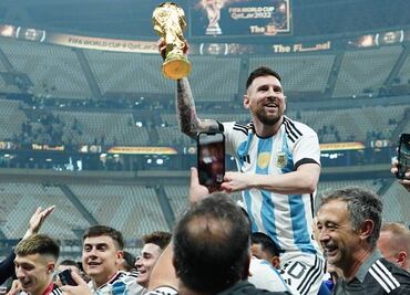 Messi festejó con un trofeo falso luego de ganar el Mundial de Qatar 2022