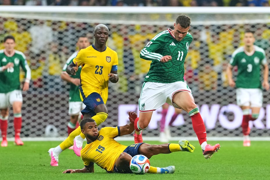 Pedro Vite y Santiago Giménez en disputa por el balón en el juego de Dieciseisavos de Final de la Copa del Mundo 2026 / Foto: Imago7