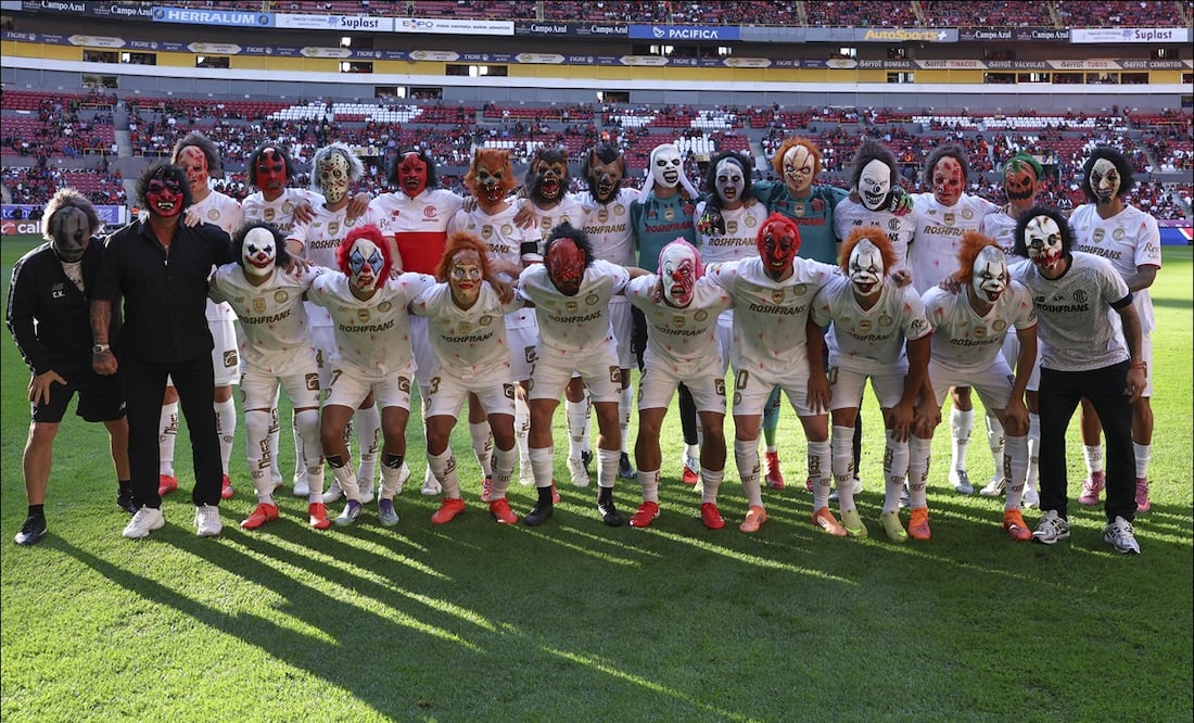 Así salieron a la cancha los Diablos Rojos del Toluca para enfrentar a Atlas en la Jornada 16 del Apertura 2025. FOTO: Imago7