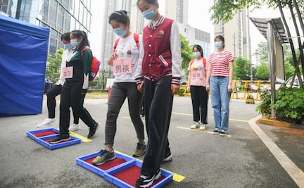 10 fotos de las estrictas medidas sanitarias en China en el regreso a clases