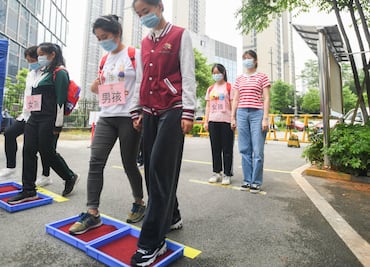 10 fotos de las estrictas medidas sanitarias en China en el regreso a clases