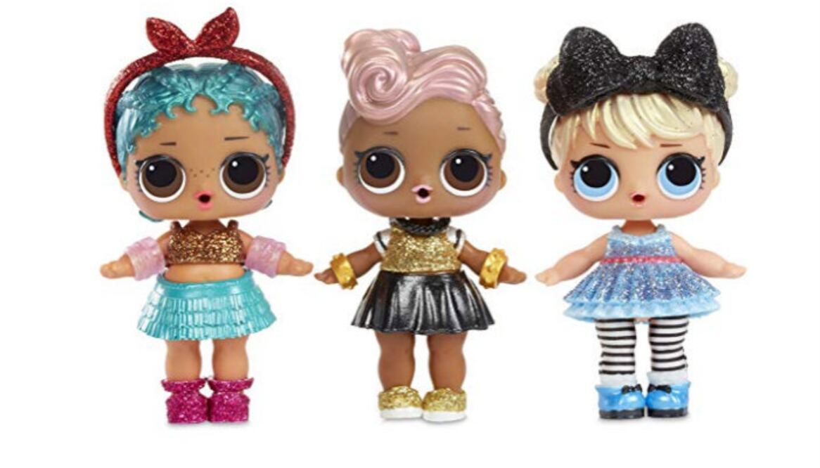 En Navidad vas a ver estas esferas en todas partes. Se trata de paquetes con 7 sorpresas: una estampa con un mensaje secreto, un sticker colecionable, una botella de agua, zapatos, un cambio de prendas, un accesorio y una muñeca. (Foto: Amazon)