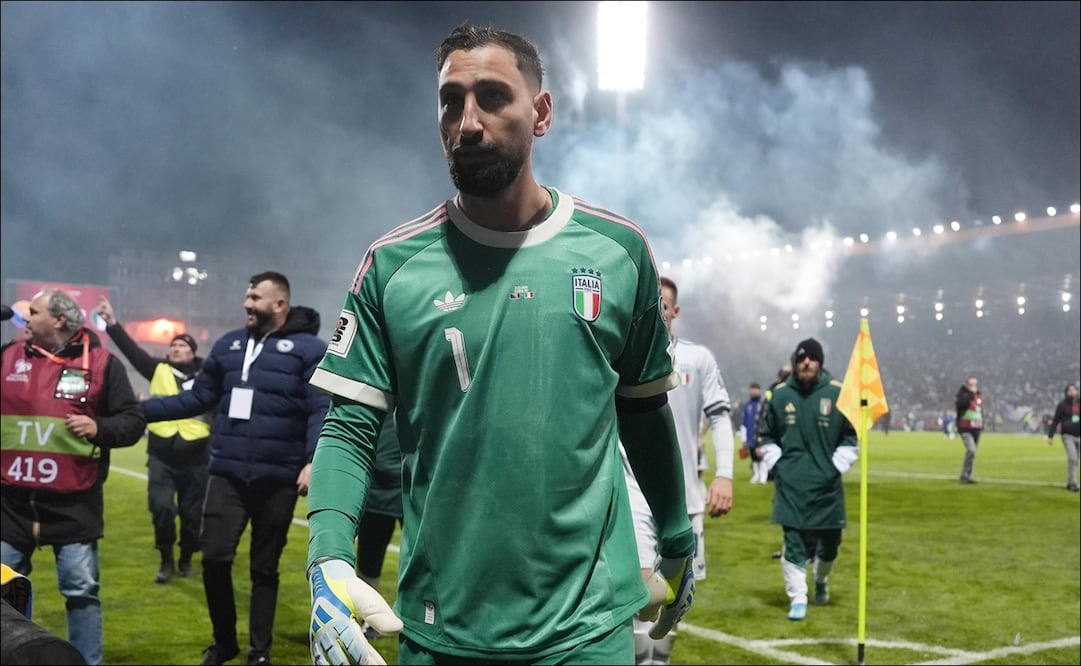El italiano Gianluigi Donnarumma camina hacia los vestidores tras la eliminación de su selección hacia la Copa del Mundo 2026. FOTO: AP