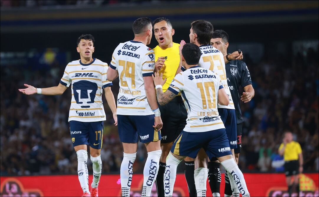 Jugadores de los Pumas reclaman una situación al árbitro central durante el partido ante Rayados. FOTO: Imago7