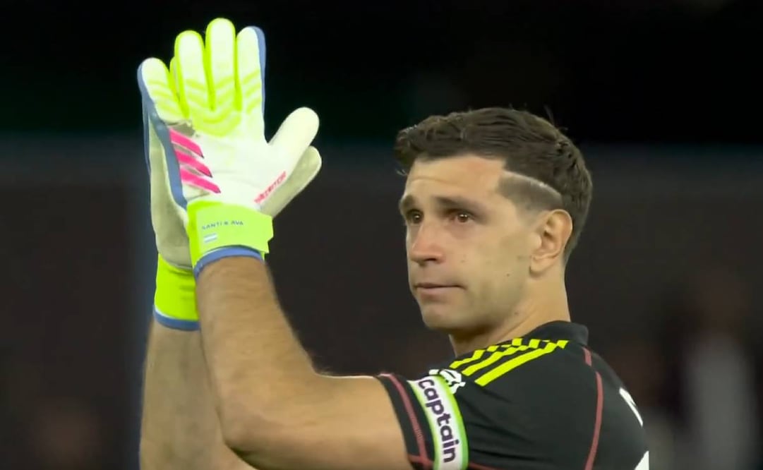 Dibu Martínez no pudo contener las lágrimas en su despedida de los aficionados del Aston Villa. Foto: Especial