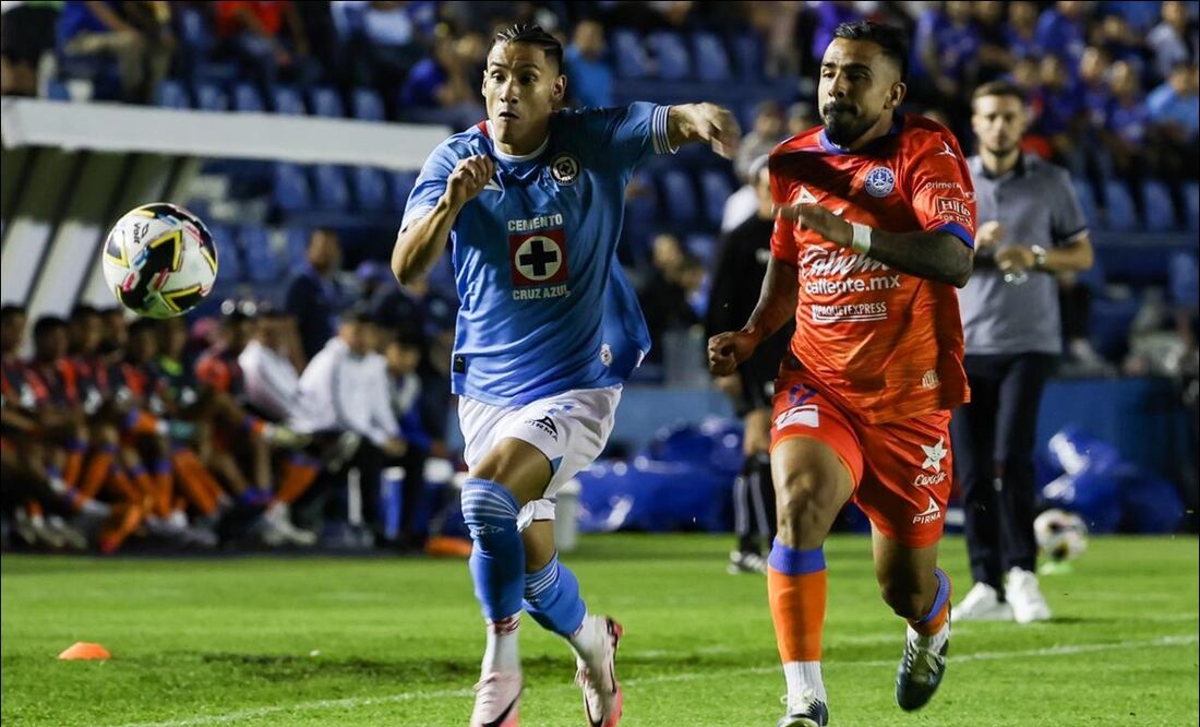 Uriel Antuna intenta quedarse con la pelota en una jugada ofensiva de Cruz Azul. FOTO: Hugo Salvador
