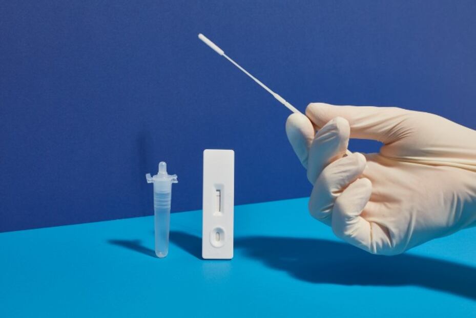 Investigadores preparan económico sensor que detecta Covid con saliva