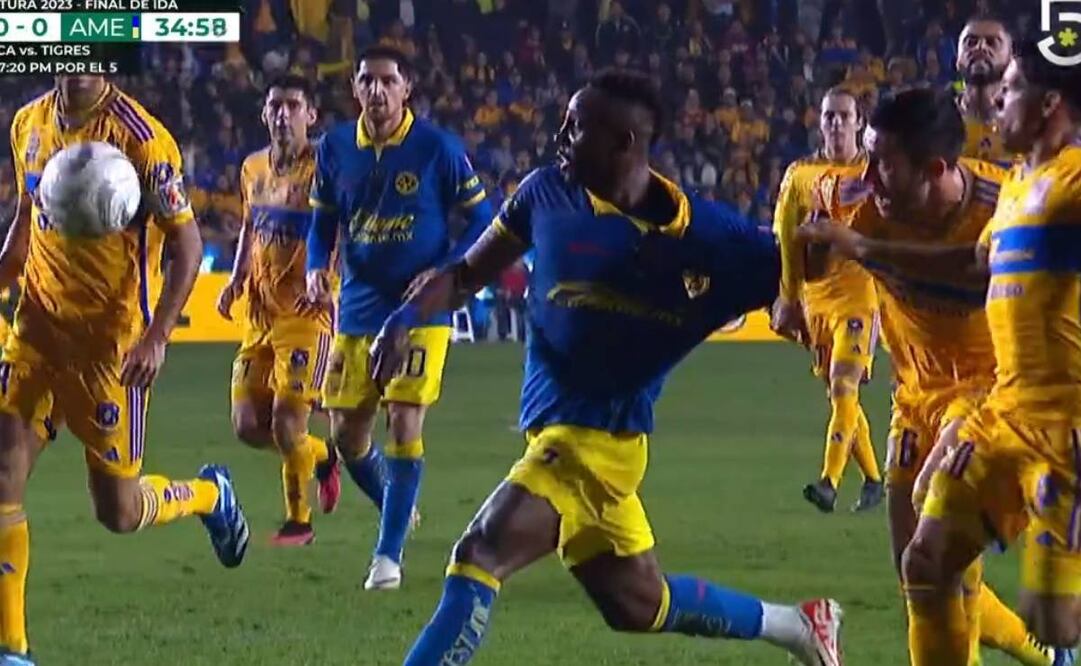 Vigón jaló de la playera dentro del área de Tigres a Julián Quiñones. Foto: Especial