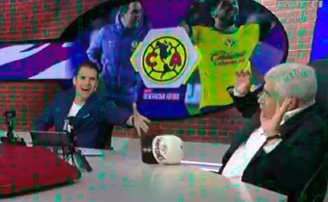 Sergio Dipp lanza una gorra del América al 'Tuca' Ferretti desatando su reacción. FOTO: Captura