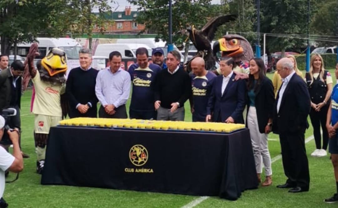Azcárraga partió el pastel por el aniversario del América. Foto: Sebastián García