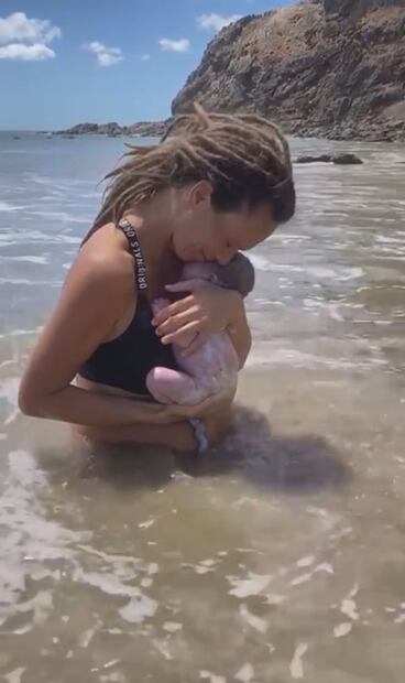 Video: Mujer da a luz a la orilla de la playa y se hace viral