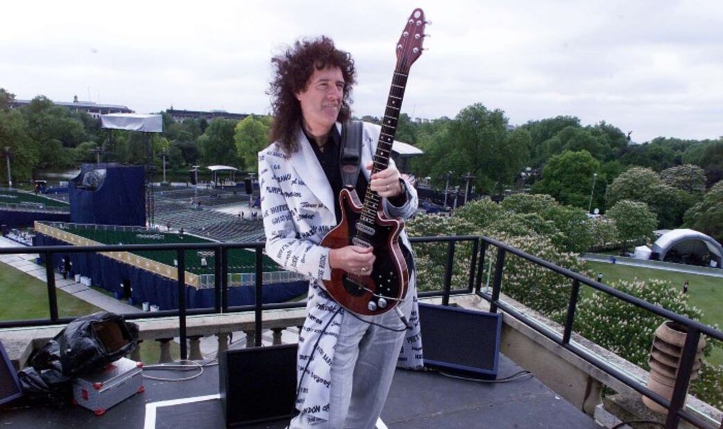 Queen: La guitarra especial que Brian May creó con su padre