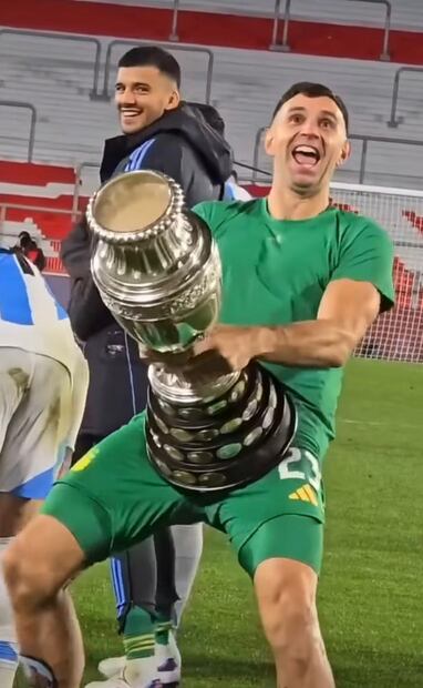 Dibu Martínez rompió el silencio tras la sanción de FIFA. Fuente: Instagram @emi_martinez26