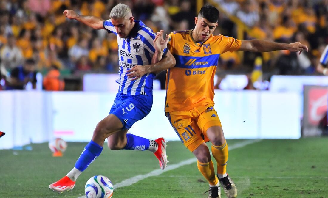 Germán Berterame y Juan Brunetta disputando un balón en el Tigres vs Rayados / FOTO: Imago7