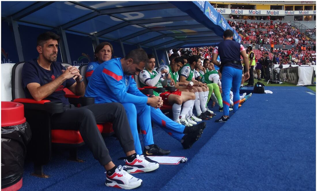Veljko Paunovic y banca de Chivas en el Estadio Jalisco / FOTO: Imago7