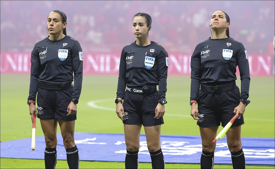 Sandra Ramírez, Katia Itzel García y Karen Díaz forman parte del equipo arbitral que participará en la Final de la Supercopa Femenina que se disputará en Londres. FOTO: Imago7