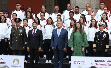 AMLO abanderó a Alejandra Orozco, Emiliano Hernández y la delegación mexicana para París 2024
