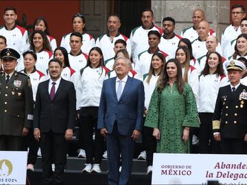 AMLO abanderó a Alejandra Orozco, Emiliano Hernández y la delegación mexicana para París 2024