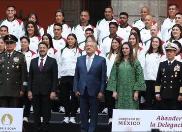 AMLO abanderó a Alejandra Orozco, Emiliano Hernández y la delegación mexicana para París 2024