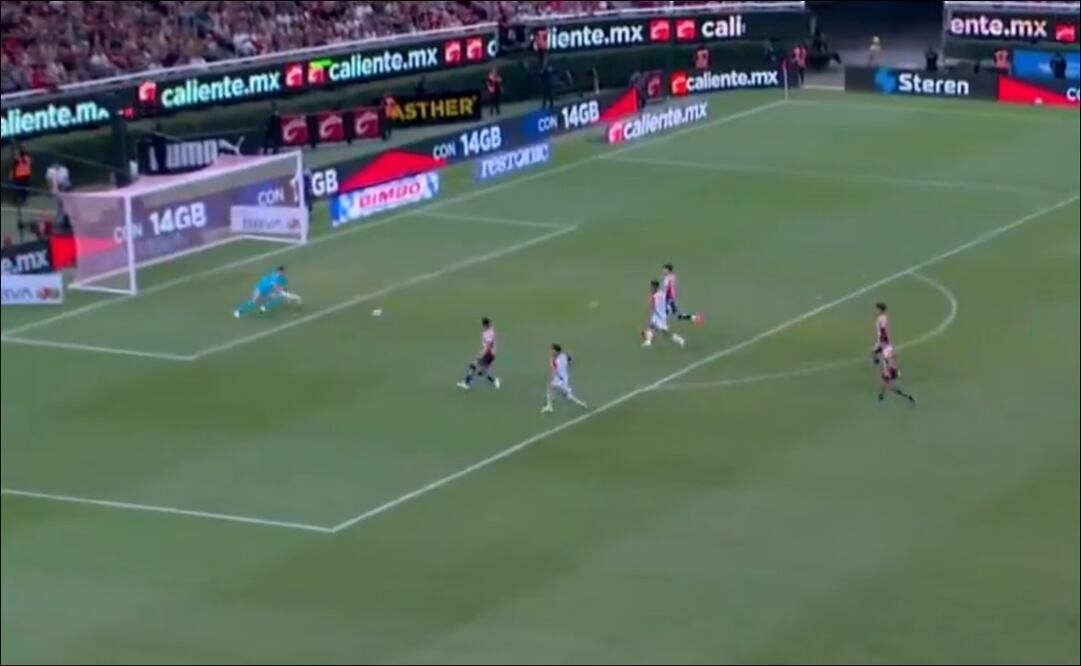 Así fue el gol de Rivaldo Lozano para poner el 3-0. FOTO: Captura