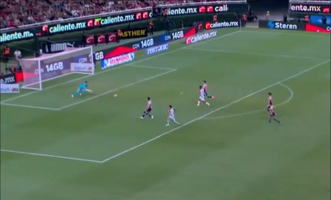 Así fue el gol de Rivaldo Lozano para poner el 3-0. FOTO: Captura