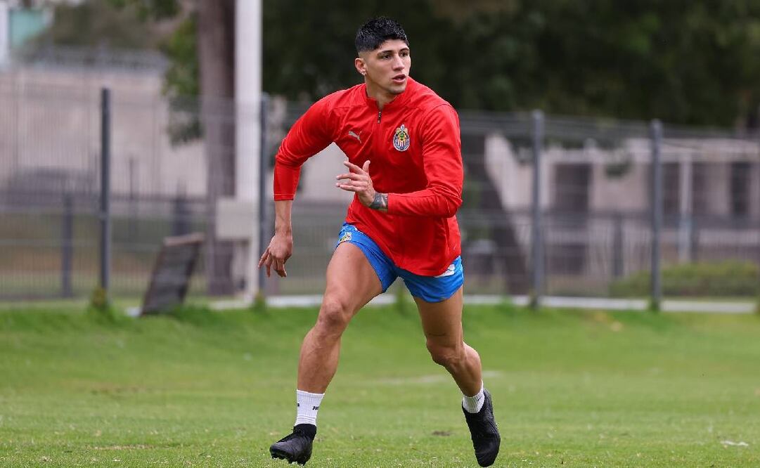 Chivas por fin pudo registrar a Alan Pulido y estará disponible para jugar este sábado ante Tigres. Foto: Chivas