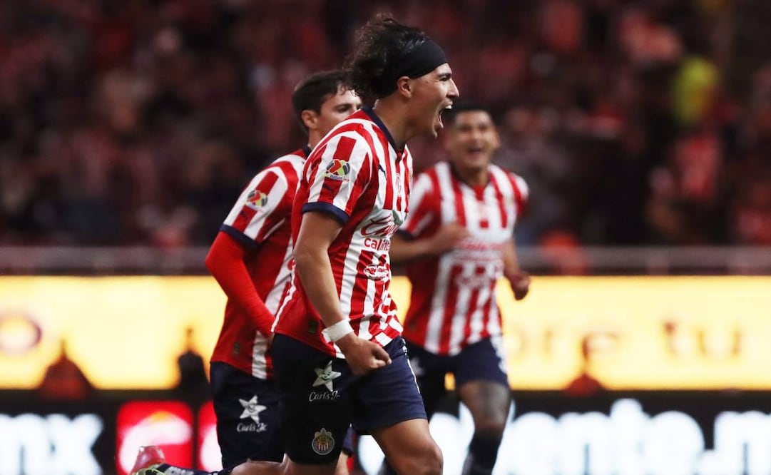 Érick Gutiérrez festeja el gol que le dio el triunfo a Chivas ante Puebla. Foto: Liga MX