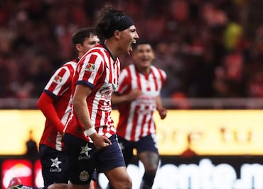Chivas derrota al Puebla y se aferra a colarse al Play In